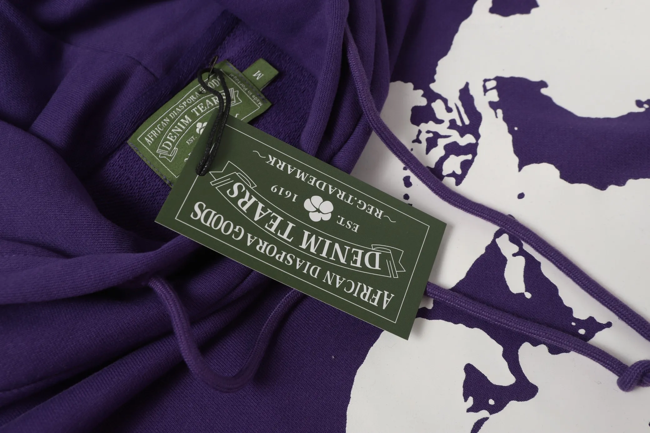 6002# DENIM TEARS Kapok European and American trendy brand high-quality printed hooded sweatshirt set. Terry fabric weighs 380 grams. Threads are customized and dyed in the same color. Color Black Gray Purple Size S-XL